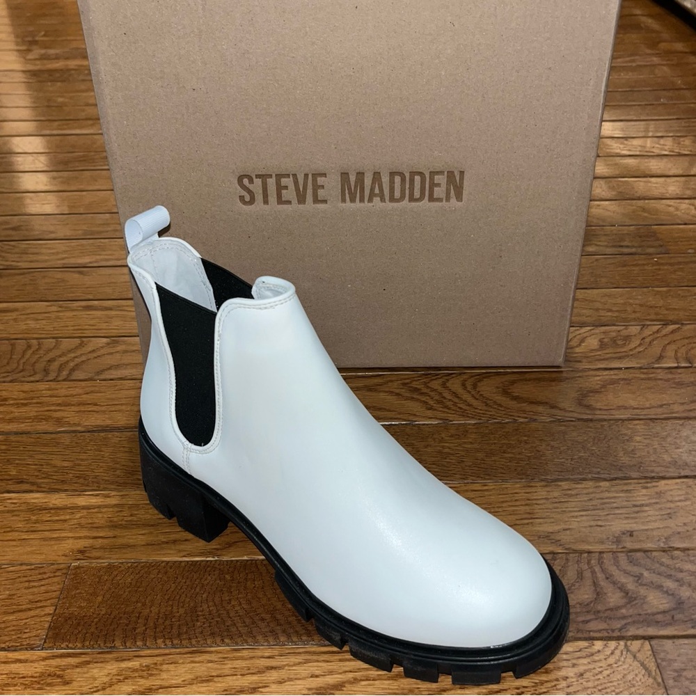 Steve Madden Howler Bootie White & Black Chelsea Silhouette Women’s Size 9.5